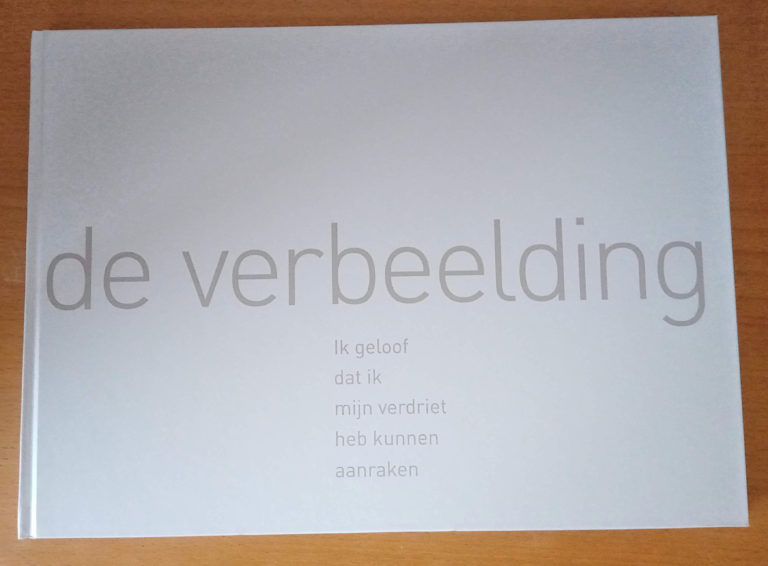 Het boek is een geprinte weergave van de kunstwerken van de tentoonstelling